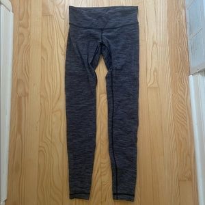 Lululemon black/white/grey pattern leggings